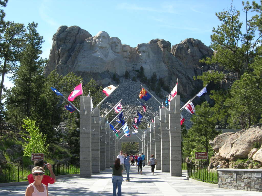 Scaled image 0310_avenue_of_the_flags_in_front_of_mt_rushmore.jpg 