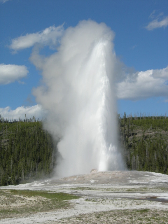 Scaled image 0572_old_faithful_in_action.jpg 